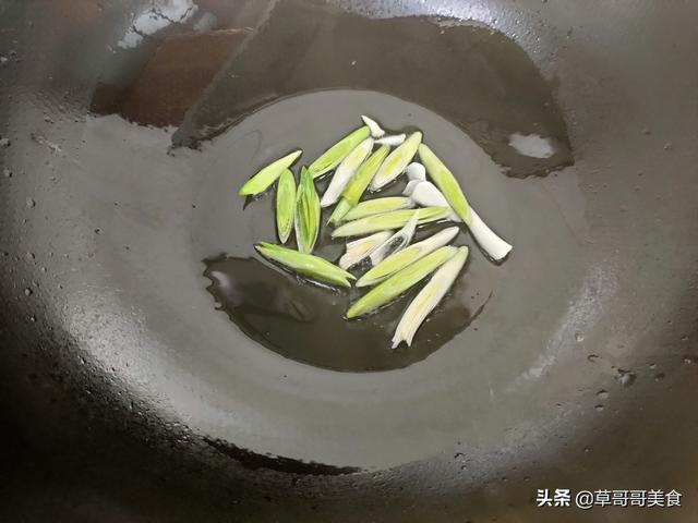 香菇炒肉怎么炒好吃，香菇怎么炒肉好吃又嫩（厨师长分享香菇肉片正确做法）