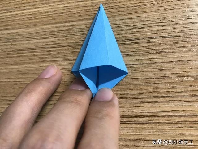 最简单的雨伞折纸方法图解，折纸教程：带爱心的小花伞