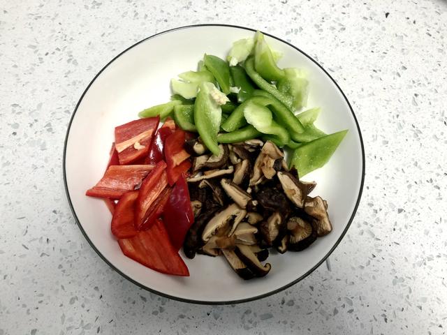 腐竹的泡发方法，泡腐竹的正确方法图解（腐竹切记别用清水泡）