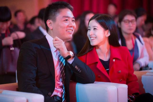 章泽天 刘强东，奶茶妹妹章泽天和刘强东相差多少（女方打扮可爱青春显得二人像父女）
