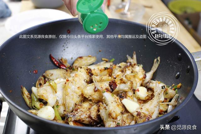 扒皮鱼正宗做法，美味香酥的油煎剥皮鱼