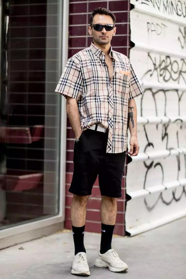 男士超级短裤怎么穿，一双长袜子不能少