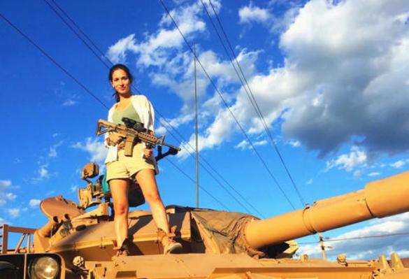 卢靖姗是几国混血吗，卢靖姗是中美混血吗（女儿小手紧握爸爸显温馨）