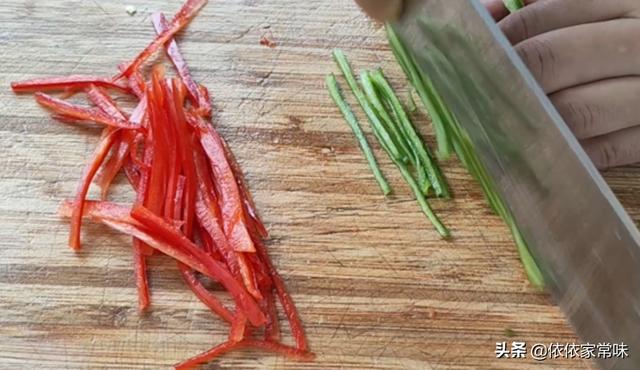 青椒土豆丝怎么炒好吃又脆嫩，饭店的土豆丝为啥炒的那么好吃