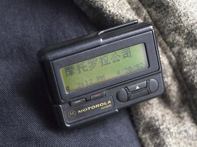 摩托罗拉旋转手机，摩托罗拉v 3翻盖手机（摩托罗拉V系列老机型盘点）