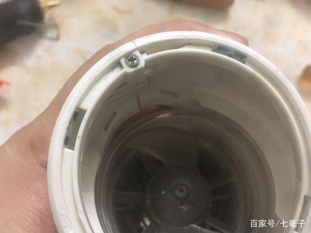 吹风机怎么拆开，自己动手拆卸电吹风（家用电吹风拆卸图解）