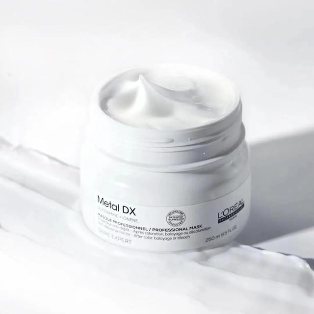 薇娅穿过的衣服，戴两枚戒指笑容灿烂