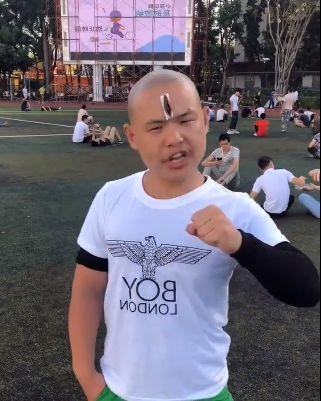 刘叉叉教琦琦社会摇，一个牌牌琦倒下