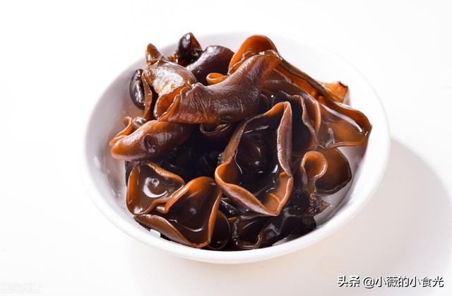 木耳炒香菇制作教程，几朵香菇简单一炒