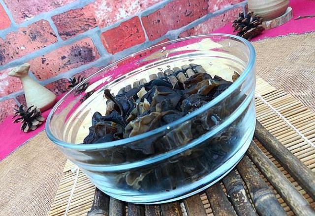 泡木耳最快的方法，快速泡发木耳方法窍门（泡木耳10个人9个错）