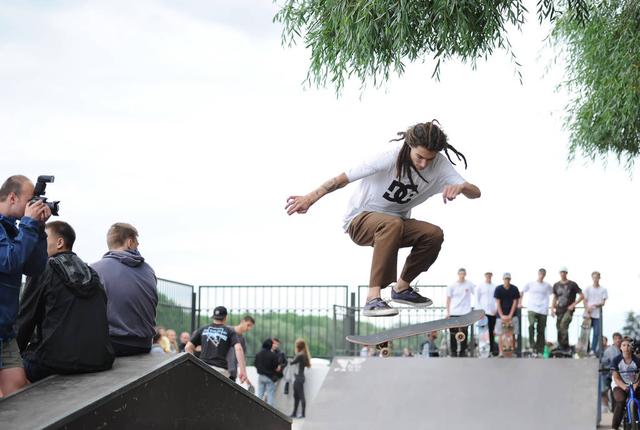 如何挑选一块专业的滑板，滑板选购指南 新手怎么玩滑板