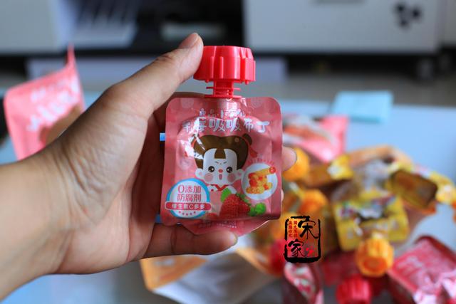 小孩爱吃的各种糖果零食，这6款零食多囤些