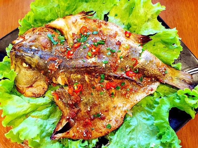 生焖鲈鱼的做法，蒜香焖鲈鱼最正宗的做法（十元钱买条鲈鱼）