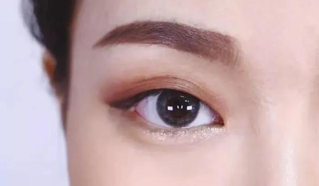 单眼皮怎么画眼影，单眼皮怎样画眼妆简单又漂亮