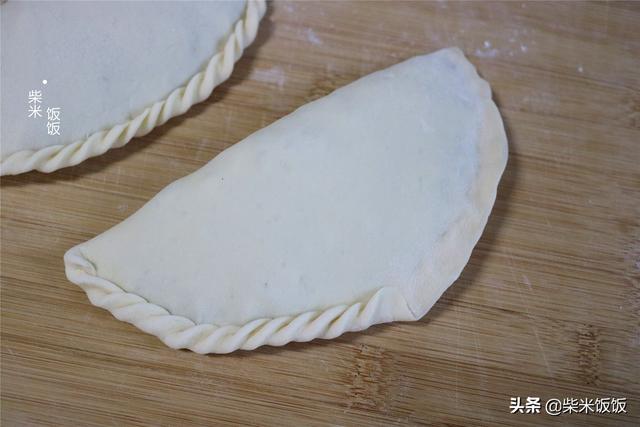 韭菜盒子制作方法，韭菜盒子怎么做出来又软又香（北疆食堂丨兵哥哥教你做韭菜盒子）