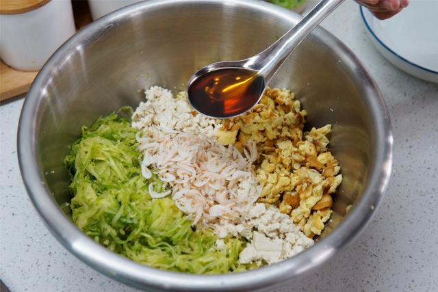 白菜包子馅怎么做好吃，夏天怎么做白菜馅包子（白菜包子这样调馅太香了）