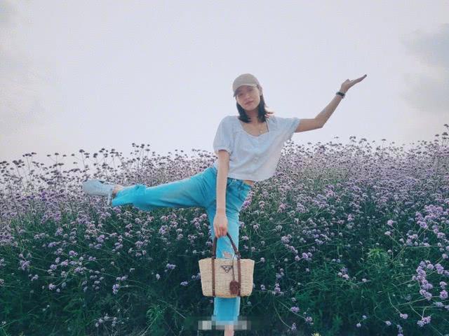 劉雯曬夏遊私服照！一身白衣搭白帽清爽活潑，追風造型格外有范兒 娛樂八卦吃瓜 第9张