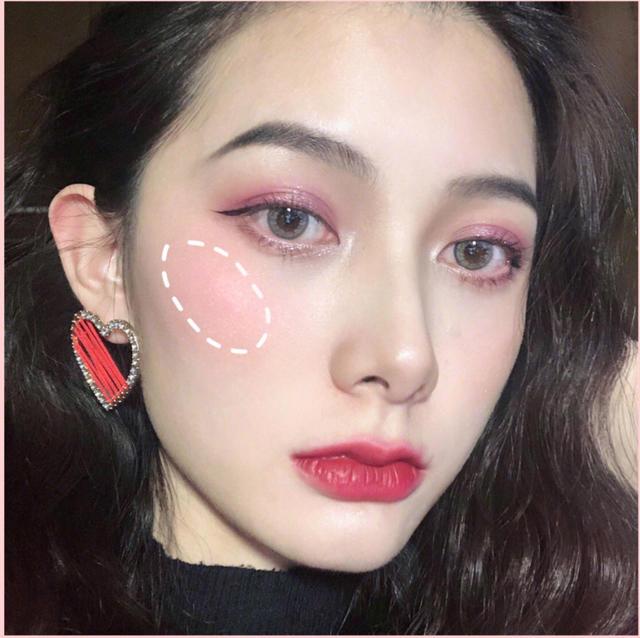 腮红的正确打法，怎么擦腮红打腮红的基础三个步骤（学会腮红打法，妆后颜值翻倍）