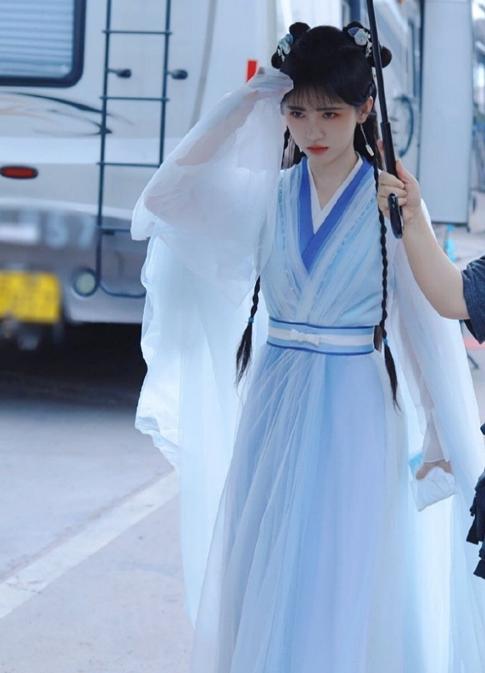 鞠婧祎花戎最新路透，鞠婧祎路透照：高鼻子大粗眉