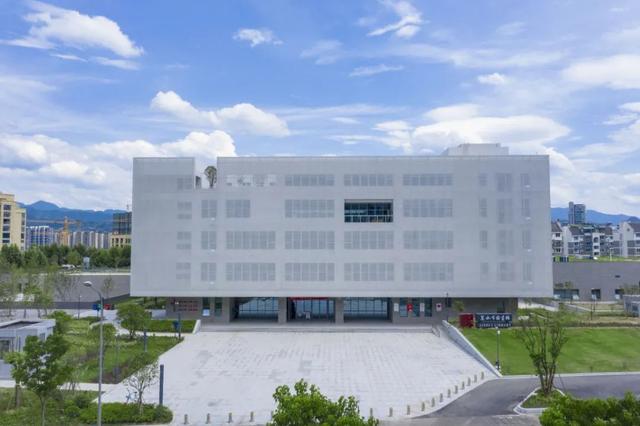 青山湖24小时图书馆，江西首个户外“24小时自助城市书房”在南昌建成