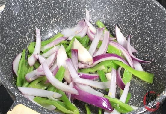 小炒肉怎么炒好吃又嫩，炒肉怎么才能炒得更嫩更香（最忌直接下锅炒了）