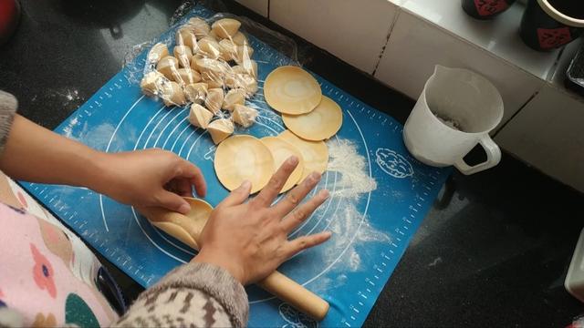 芹菜牛肉水饺如何调馅，牛肉饺子馅怎么调才能鲜嫩（这样做牛肉芹菜饺子）