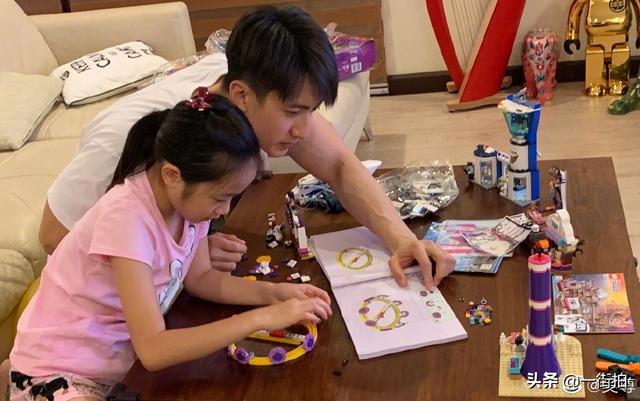 吴尊带女儿现身机场男神真的帅，指路被解读成怒指镜头