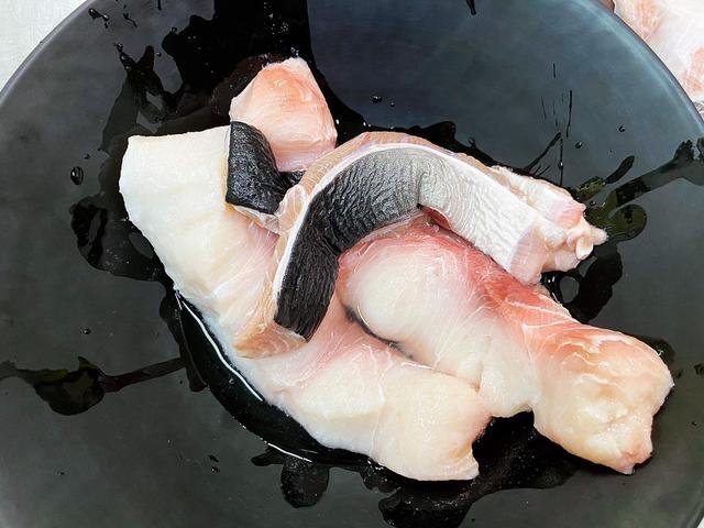 小鲨鱼怎么做好吃，鲨鱼怎么搞才好吃（鲨鱼做菜褪沙很重要）