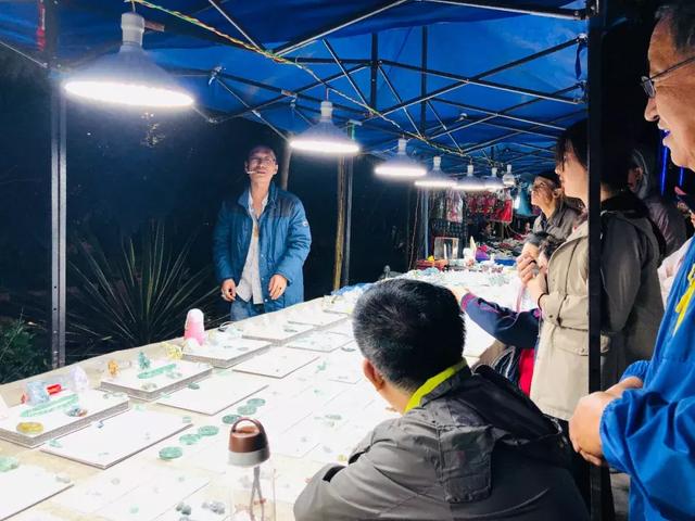 西双版纳江边夜市，西双版纳最火爆的夜市（到西双版纳一定要知道的五件事）