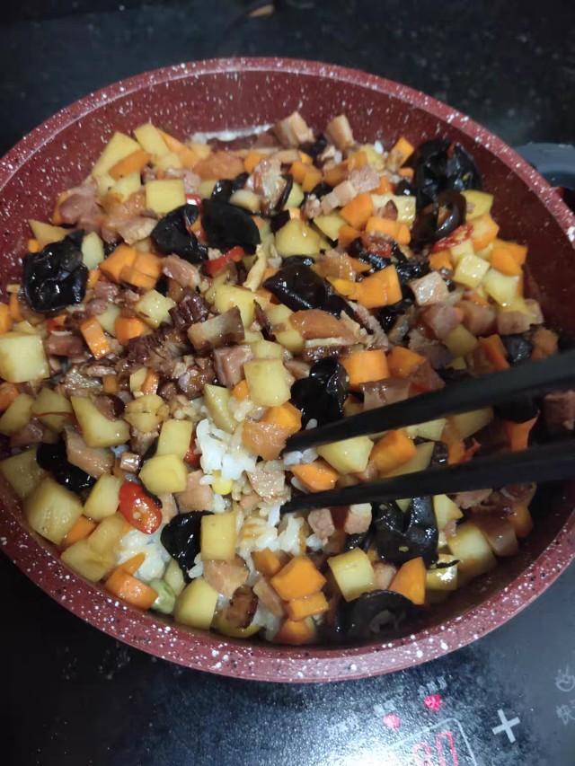 四川腊肠的吃法，四川正宗麻辣腊肠的家常做法（川味腊肠不要直接下锅炒）