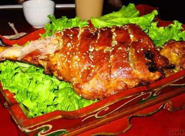卡塔尔现任国王，二房母女包裹严实