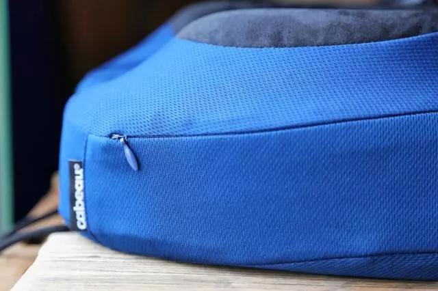 护颈枕的正确枕法，正确戴脖枕（热敷、按摩双面结合）