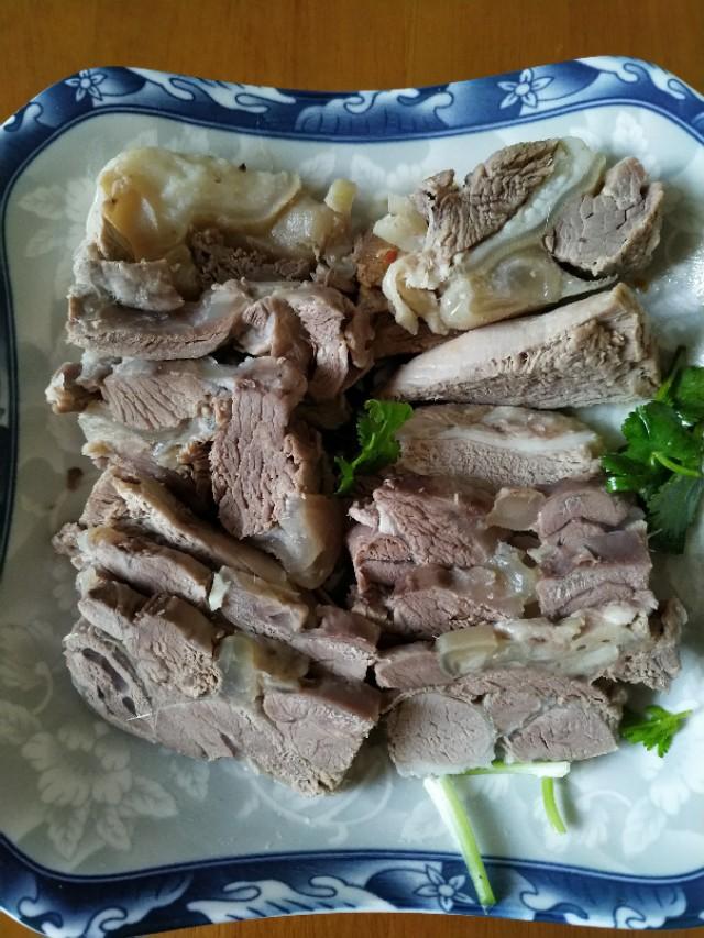 鲜羊肉怎么做好吃，新鲜羊肉怎么做才能最好吃（学饭店做的蒜爆羊肉）