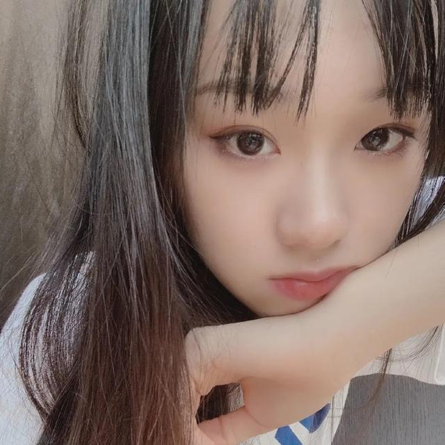 华晨宇女朋友是谁，华晨宇最早的女朋友（男方工作女方甜蜜跟随）