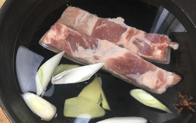 酸菜五花肉的做法，五花肉酸菜锅做法