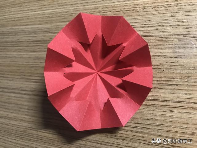 最简单的雨伞折纸方法图解，折纸教程：带爱心的小花伞