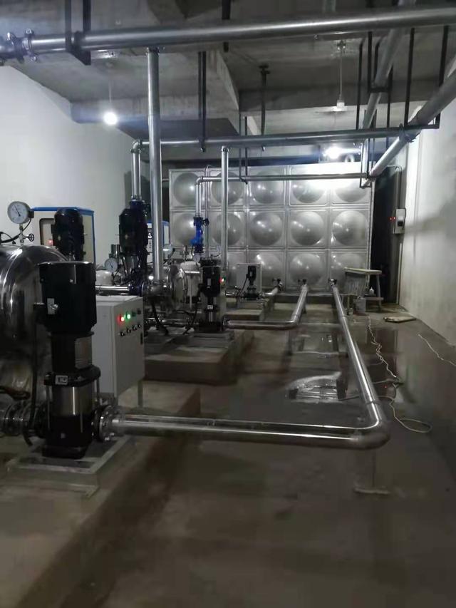 小区二次供水设备，高层住宅的二次供水是什么（居民小区二次供水设备老旧存隐患）