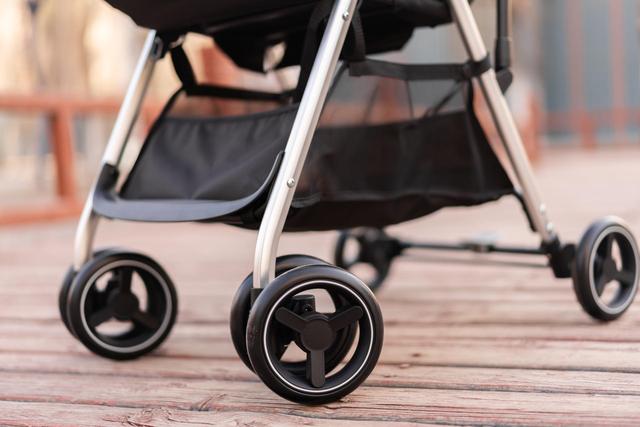 quinny婴儿推车折叠，这是给宝宝的第一辆座驾