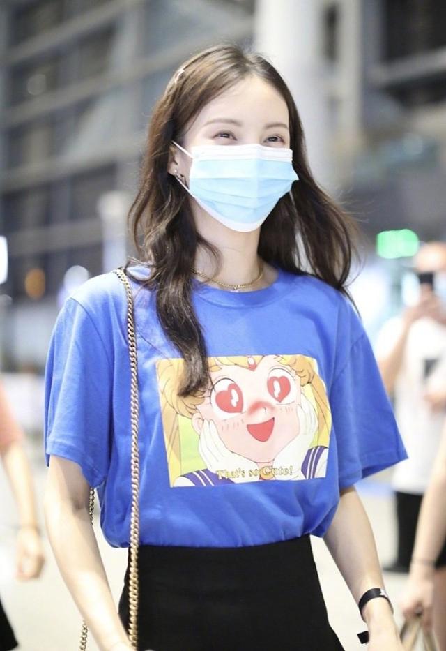 金晨金莎一前一後走機場，金莎膚白貌美太優越，和金晨哪像差7歲 娛樂八卦吃瓜 第1张