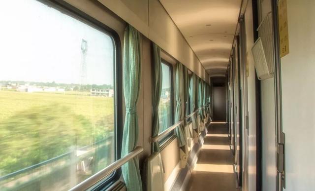 动车充电的地方在哪，动车上面充电口在哪里（动车上充电的地方竟然这么多）