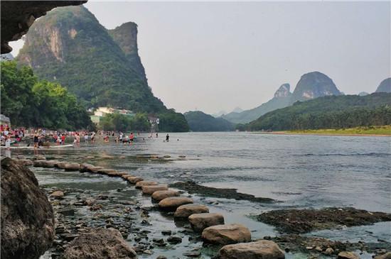 广西桂林阳朔的山水，找到语文书上的桂林