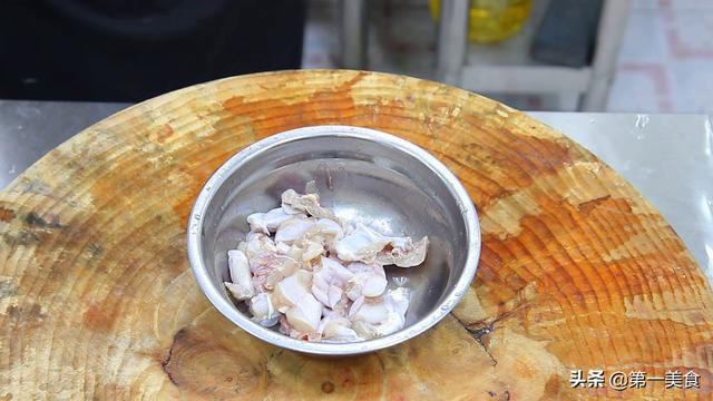 椒盐牛蛙最佳搭配，一只牛蛙炒一盘