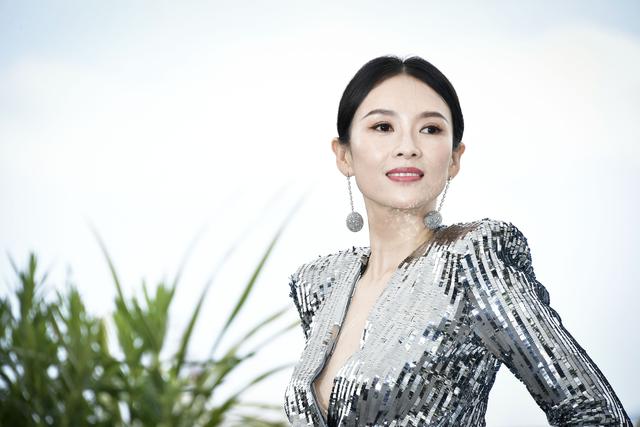 包租婆元秋又拍新电影了，周星驰《功夫》里的包租婆元秋
