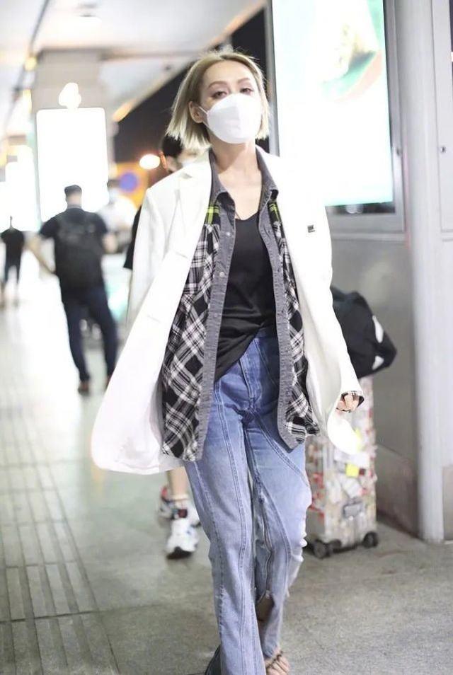 寧靜霸氣走機場，疊穿西裝褲腳飛揚超自信，真給70後女明星爭氣 娛樂八卦吃瓜 第4张