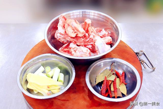 家常炖羊骨头的做法，大厨怎样炖羊骨头汤（千万别直接炖）