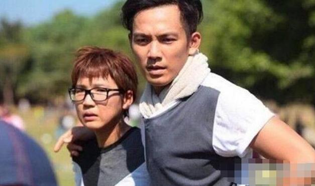 钟汉良与妹妹合照，兄妹之间能有多不像