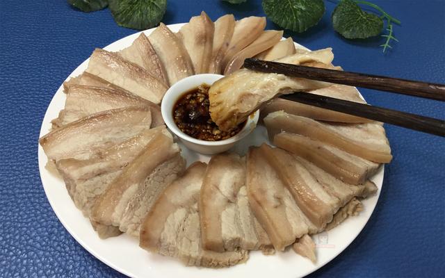 酸菜五花肉的做法，五花肉酸菜锅做法