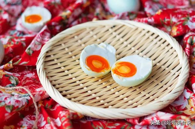 制作咸鸭蛋最简单的方法，想吃咸鸭蛋不用买