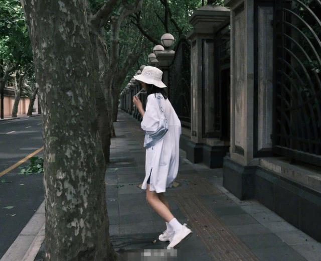 劉雯曬夏遊私服照！一身白衣搭白帽清爽活潑，追風造型格外有范兒 娛樂八卦吃瓜 第7张