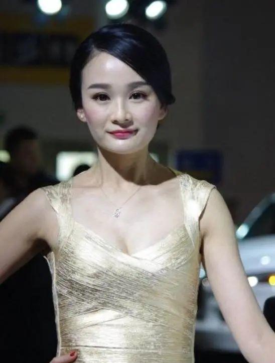 杨幂替身卓亨瑜微博号，杨幂替身卓亨瑜微博晒近照